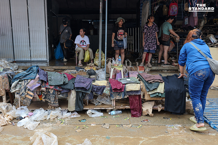 ‘เสื้อ 5 บาท รองเท้า 3 คู่ 100 บาท’ สำรวจตลาดพลาซ่าหาดใหญ่ หลังน้ำลด แม่ค้าจำใจเทขายสินค้าเจอโจรงัดร้านซ้ำเติมวิกฤต 9