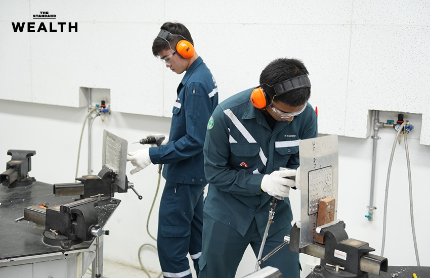 ไฮสปีดเชื่อม 3 สนามบิน 5 รัฐบาล ติดหล่มนาน 6 ปี เปิดปมทำไมล่าช้า? และ ความเสี่ยง ‘สร้างไป จ่ายไป’ 4