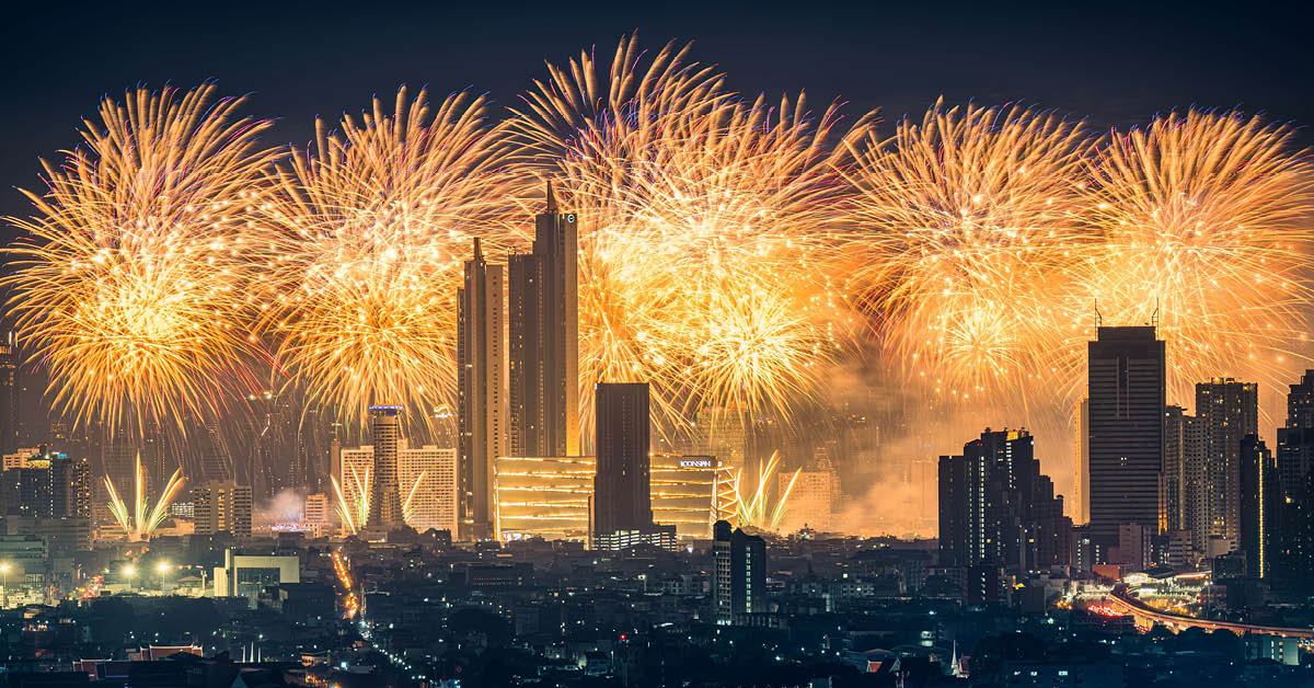 Applying the specified rule add a space before proper nouns that follow a verb strictly: 1. **ไอคอนสยาม** is a proper noun, but it is the subject of the sentence, not following a verb. 2. **ผนึกกำลัง** is a verb phrase. It is followed by **ภาครัฐ-เอกชน**, which is a general noun phrase (government-private sector), not a specific proper noun. So, no space is added here. 3. **จัด** is a verb. It is followed by **เซอร์ไพรส์ใหญ่**, which is a common noun phrase (big surprise), not a specific proper noun. So, no space is added here. 4. **Amazing Thailand Countdown 2026** is a proper noun (the name of an event). However, it is preceded by **ใน**, which is a preposition (in), not a verb. Therefore, according to the specific rule provided, no space is added before it. Based on the strict application of the rule add a space before proper nouns that follow a verb, there are no instances in this headline where a proper noun immediately follows a verb. Therefore, the reformatting results in no changes to the original text. Headline: ไอคอนสยาม ผนึกกำลังภาครัฐ-เอกชน จัดเซอร์ไพรส์ใหญ่ ใน Amazing Thailand Countdown 2026 [ADVERTORIAL]