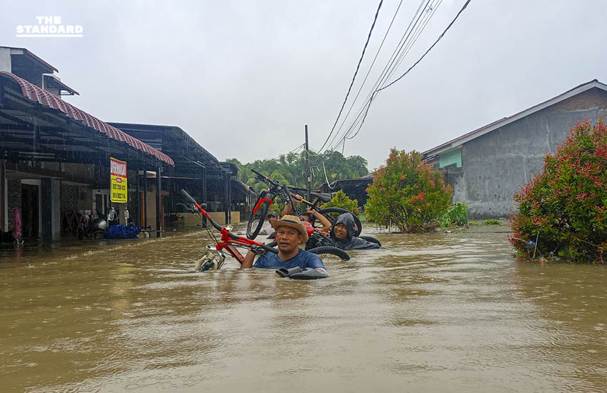 อินโดนีเซียน้ำท่วมฉับพลัน หลังฝนตกต่อเนื่อง หลายพื้นที่ถูกตัดขาด เสียชีวิตแล้วอย่างน้อย 69 คน 1