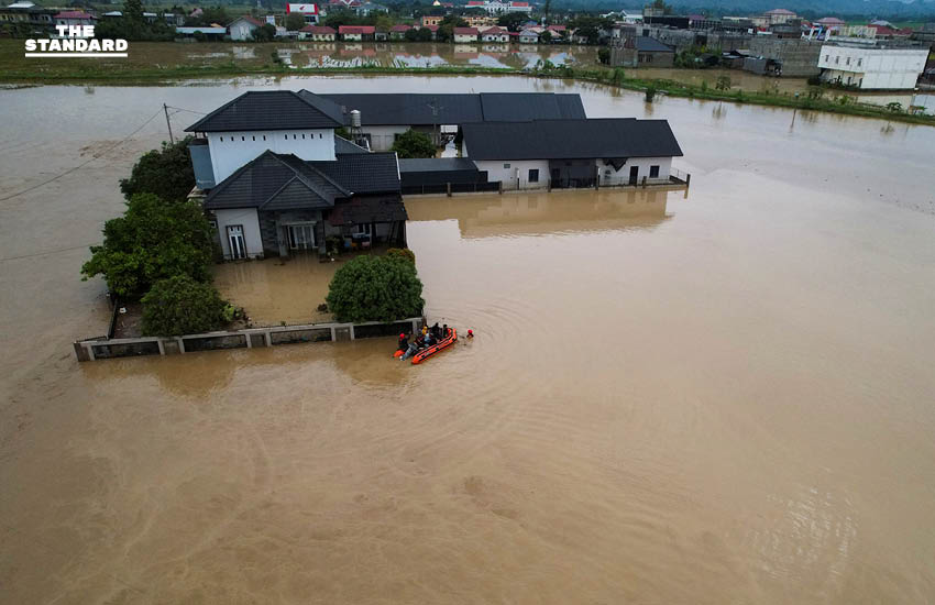 อินโดนีเซียน้ำท่วมฉับพลัน หลังฝนตกต่อเนื่อง หลายพื้นที่ถูกตัดขาด เสียชีวิตแล้วอย่างน้อย 69 คน 2