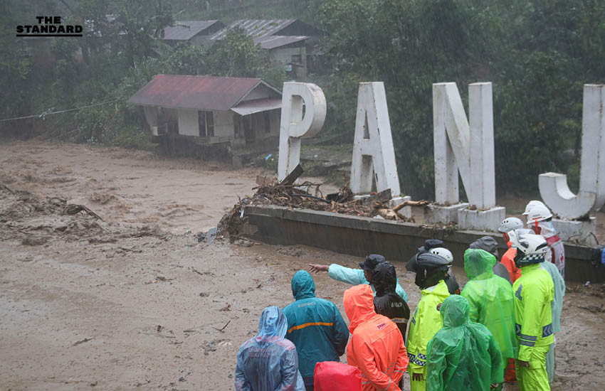 อินโดนีเซียน้ำท่วมฉับพลัน หลังฝนตกต่อเนื่อง หลายพื้นที่ถูกตัดขาด เสียชีวิตแล้วอย่างน้อย 69 คน 3