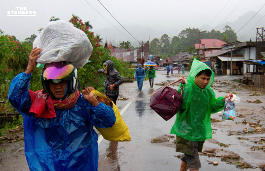 อินโดนีเซียน้ำท่วมฉับพลัน หลังฝนตกต่อเนื่อง หลายพื้นที่ถูกตัดขาด เสียชีวิตแล้วอย่างน้อย 69 คน 4