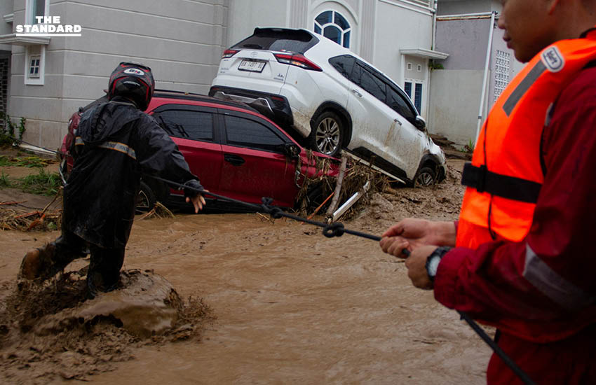 อินโดนีเซียน้ำท่วมฉับพลัน หลังฝนตกต่อเนื่อง หลายพื้นที่ถูกตัดขาด เสียชีวิตแล้วอย่างน้อย 69 คน 5