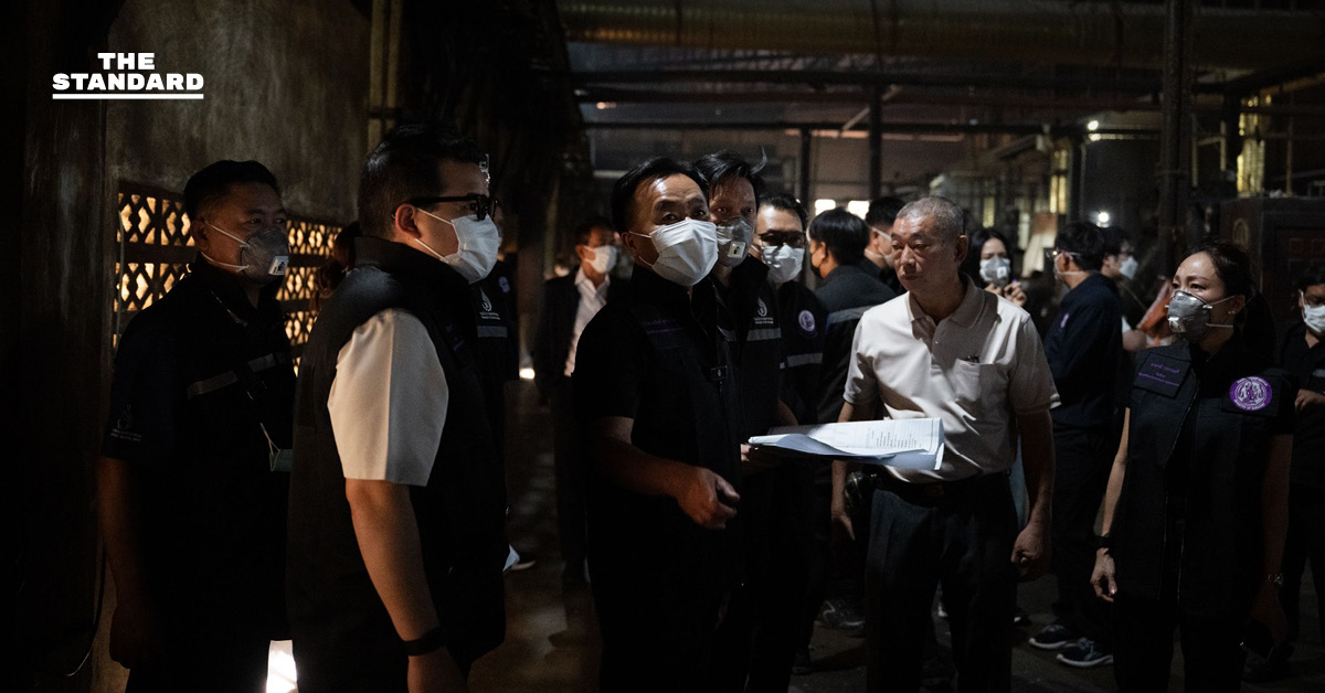 รมช.อุตสาหกรรม บุกโรงงาน พลาสติก เถื่อน นครปฐม สั่งปิดทันที หลังพบควันดำ กลิ่นพิษ ฝุ่นละอองคลุ้งจนหายใจแทบไม่ออก