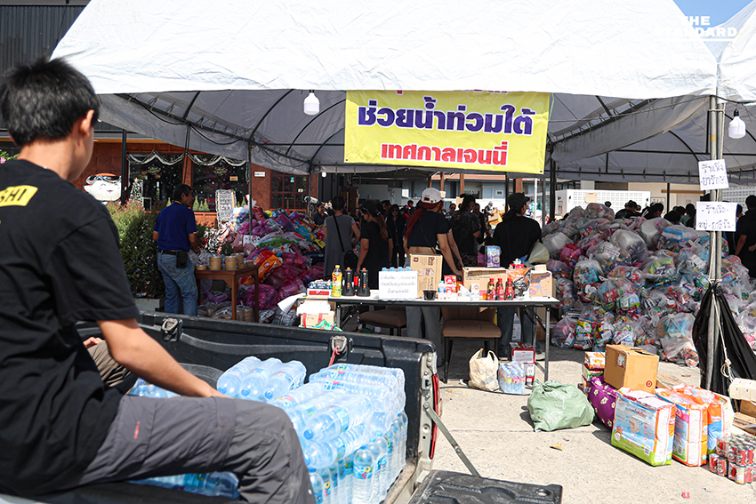 Based on the Khaosod/Thairath spacing rule (add a space before proper nouns that follow a verb), the most appropriate place to add a space in this headline is before ภาคใต้ (southern region). While ภาคใต้ directly follows the noun น้ำท่วม, it is part of a longer phrase ช่วยผู้ประสบภัยน้ำท่วมภาคใต้ where the verb ช่วย (help) implies assistance to the people *in* that specific region, making ภาคใต้ a proper noun directly related to the action of the verb in a broader sense. Original: คนกรุงไม่ทิ้งกัน ‘เทศกาลเจนนี่’ รวมพลังอาสา ส่งน้ำใจช่วยผู้ประสบภัยน้ำท่วมภาคใต้ Reformatted: คนกรุงไม่ทิ้งกัน ‘เทศกาลเจนนี่’ รวมพลังอาสา ส่งน้ำใจช่วยผู้ประสบภัยน้ำท่วม ภาคใต้ 1