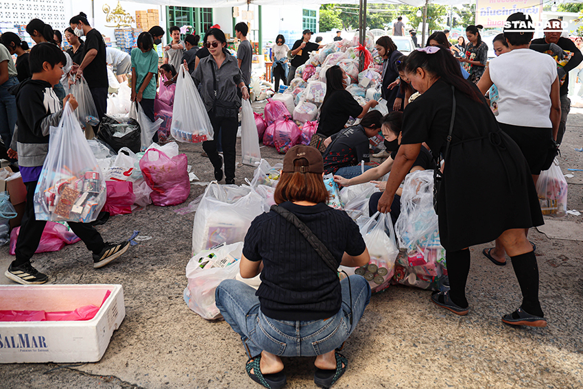 Based on the Khaosod/Thairath spacing rule (add a space before proper nouns that follow a verb), the most appropriate place to add a space in this headline is before ภาคใต้ (southern region). While ภาคใต้ directly follows the noun น้ำท่วม, it is part of a longer phrase ช่วยผู้ประสบภัยน้ำท่วมภาคใต้ where the verb ช่วย (help) implies assistance to the people *in* that specific region, making ภาคใต้ a proper noun directly related to the action of the verb in a broader sense. Original: คนกรุงไม่ทิ้งกัน ‘เทศกาลเจนนี่’ รวมพลังอาสา ส่งน้ำใจช่วยผู้ประสบภัยน้ำท่วมภาคใต้ Reformatted: คนกรุงไม่ทิ้งกัน ‘เทศกาลเจนนี่’ รวมพลังอาสา ส่งน้ำใจช่วยผู้ประสบภัยน้ำท่วม ภาคใต้ 10