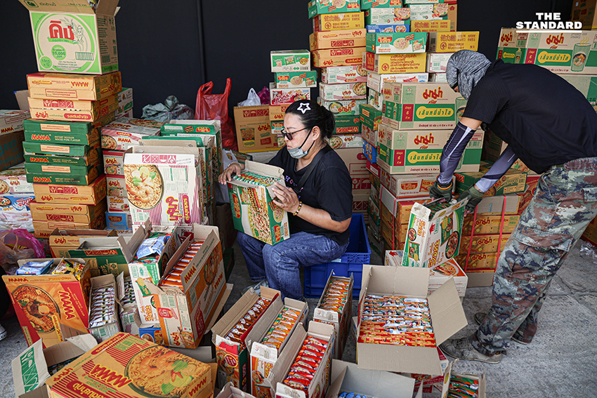 Based on the Khaosod/Thairath spacing rule (add a space before proper nouns that follow a verb), the most appropriate place to add a space in this headline is before ภาคใต้ (southern region). While ภาคใต้ directly follows the noun น้ำท่วม, it is part of a longer phrase ช่วยผู้ประสบภัยน้ำท่วมภาคใต้ where the verb ช่วย (help) implies assistance to the people *in* that specific region, making ภาคใต้ a proper noun directly related to the action of the verb in a broader sense. Original: คนกรุงไม่ทิ้งกัน ‘เทศกาลเจนนี่’ รวมพลังอาสา ส่งน้ำใจช่วยผู้ประสบภัยน้ำท่วมภาคใต้ Reformatted: คนกรุงไม่ทิ้งกัน ‘เทศกาลเจนนี่’ รวมพลังอาสา ส่งน้ำใจช่วยผู้ประสบภัยน้ำท่วม ภาคใต้ 11