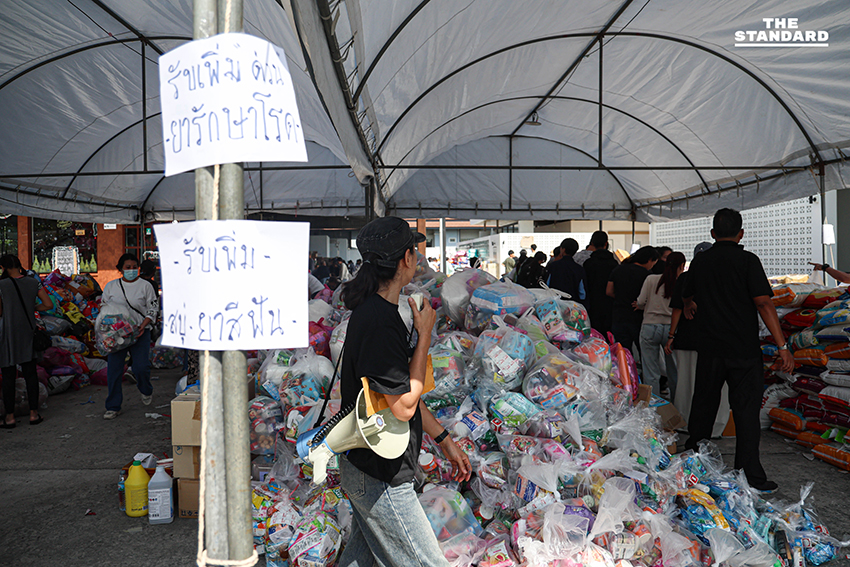 Based on the Khaosod/Thairath spacing rule (add a space before proper nouns that follow a verb), the most appropriate place to add a space in this headline is before ภาคใต้ (southern region). While ภาคใต้ directly follows the noun น้ำท่วม, it is part of a longer phrase ช่วยผู้ประสบภัยน้ำท่วมภาคใต้ where the verb ช่วย (help) implies assistance to the people *in* that specific region, making ภาคใต้ a proper noun directly related to the action of the verb in a broader sense. Original: คนกรุงไม่ทิ้งกัน ‘เทศกาลเจนนี่’ รวมพลังอาสา ส่งน้ำใจช่วยผู้ประสบภัยน้ำท่วมภาคใต้ Reformatted: คนกรุงไม่ทิ้งกัน ‘เทศกาลเจนนี่’ รวมพลังอาสา ส่งน้ำใจช่วยผู้ประสบภัยน้ำท่วม ภาคใต้ 12