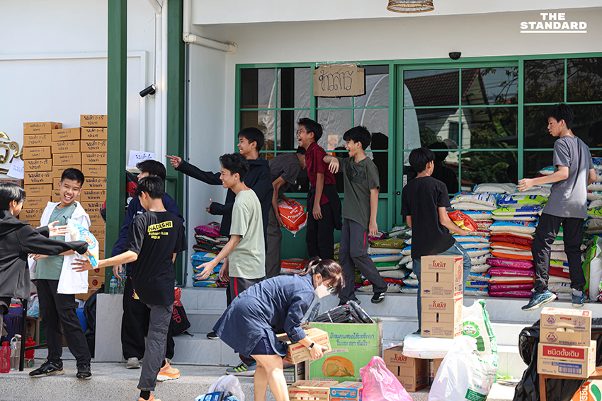 Based on the Khaosod/Thairath spacing rule (add a space before proper nouns that follow a verb), the most appropriate place to add a space in this headline is before ภาคใต้ (southern region). While ภาคใต้ directly follows the noun น้ำท่วม, it is part of a longer phrase ช่วยผู้ประสบภัยน้ำท่วมภาคใต้ where the verb ช่วย (help) implies assistance to the people *in* that specific region, making ภาคใต้ a proper noun directly related to the action of the verb in a broader sense. Original: คนกรุงไม่ทิ้งกัน ‘เทศกาลเจนนี่’ รวมพลังอาสา ส่งน้ำใจช่วยผู้ประสบภัยน้ำท่วมภาคใต้ Reformatted: คนกรุงไม่ทิ้งกัน ‘เทศกาลเจนนี่’ รวมพลังอาสา ส่งน้ำใจช่วยผู้ประสบภัยน้ำท่วม ภาคใต้ 13