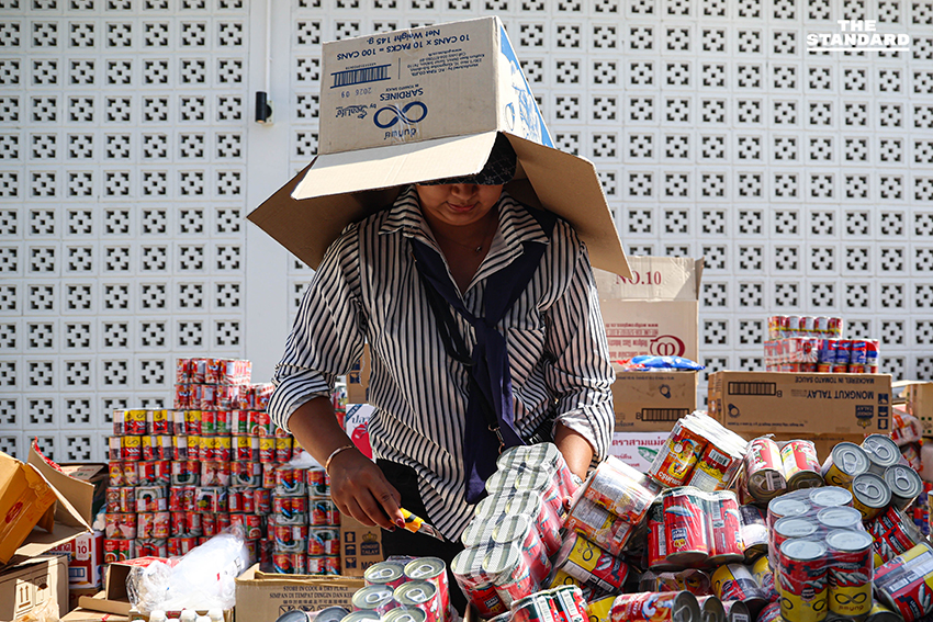 Based on the Khaosod/Thairath spacing rule (add a space before proper nouns that follow a verb), the most appropriate place to add a space in this headline is before ภาคใต้ (southern region). While ภาคใต้ directly follows the noun น้ำท่วม, it is part of a longer phrase ช่วยผู้ประสบภัยน้ำท่วมภาคใต้ where the verb ช่วย (help) implies assistance to the people *in* that specific region, making ภาคใต้ a proper noun directly related to the action of the verb in a broader sense. Original: คนกรุงไม่ทิ้งกัน ‘เทศกาลเจนนี่’ รวมพลังอาสา ส่งน้ำใจช่วยผู้ประสบภัยน้ำท่วมภาคใต้ Reformatted: คนกรุงไม่ทิ้งกัน ‘เทศกาลเจนนี่’ รวมพลังอาสา ส่งน้ำใจช่วยผู้ประสบภัยน้ำท่วม ภาคใต้ 2