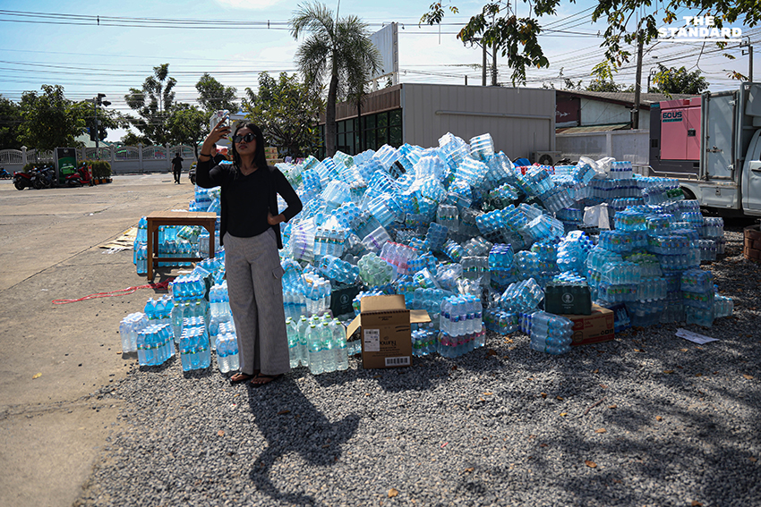 Based on the Khaosod/Thairath spacing rule (add a space before proper nouns that follow a verb), the most appropriate place to add a space in this headline is before ภาคใต้ (southern region). While ภาคใต้ directly follows the noun น้ำท่วม, it is part of a longer phrase ช่วยผู้ประสบภัยน้ำท่วมภาคใต้ where the verb ช่วย (help) implies assistance to the people *in* that specific region, making ภาคใต้ a proper noun directly related to the action of the verb in a broader sense. Original: คนกรุงไม่ทิ้งกัน ‘เทศกาลเจนนี่’ รวมพลังอาสา ส่งน้ำใจช่วยผู้ประสบภัยน้ำท่วมภาคใต้ Reformatted: คนกรุงไม่ทิ้งกัน ‘เทศกาลเจนนี่’ รวมพลังอาสา ส่งน้ำใจช่วยผู้ประสบภัยน้ำท่วม ภาคใต้ 4