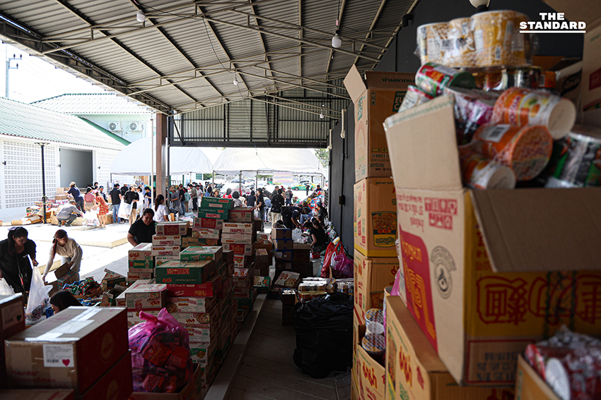 Based on the Khaosod/Thairath spacing rule (add a space before proper nouns that follow a verb), the most appropriate place to add a space in this headline is before ภาคใต้ (southern region). While ภาคใต้ directly follows the noun น้ำท่วม, it is part of a longer phrase ช่วยผู้ประสบภัยน้ำท่วมภาคใต้ where the verb ช่วย (help) implies assistance to the people *in* that specific region, making ภาคใต้ a proper noun directly related to the action of the verb in a broader sense. Original: คนกรุงไม่ทิ้งกัน ‘เทศกาลเจนนี่’ รวมพลังอาสา ส่งน้ำใจช่วยผู้ประสบภัยน้ำท่วมภาคใต้ Reformatted: คนกรุงไม่ทิ้งกัน ‘เทศกาลเจนนี่’ รวมพลังอาสา ส่งน้ำใจช่วยผู้ประสบภัยน้ำท่วม ภาคใต้ 5