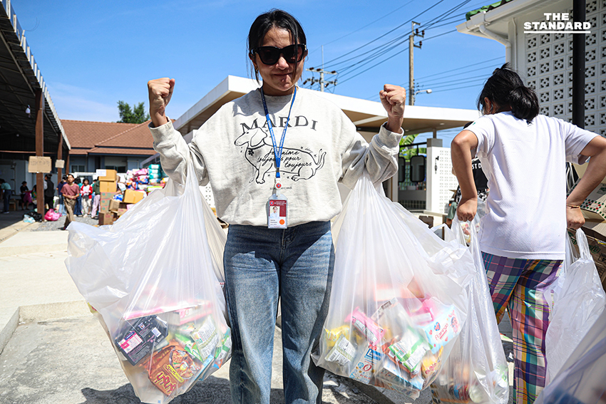 Based on the Khaosod/Thairath spacing rule (add a space before proper nouns that follow a verb), the most appropriate place to add a space in this headline is before ภาคใต้ (southern region). While ภาคใต้ directly follows the noun น้ำท่วม, it is part of a longer phrase ช่วยผู้ประสบภัยน้ำท่วมภาคใต้ where the verb ช่วย (help) implies assistance to the people *in* that specific region, making ภาคใต้ a proper noun directly related to the action of the verb in a broader sense. Original: คนกรุงไม่ทิ้งกัน ‘เทศกาลเจนนี่’ รวมพลังอาสา ส่งน้ำใจช่วยผู้ประสบภัยน้ำท่วมภาคใต้ Reformatted: คนกรุงไม่ทิ้งกัน ‘เทศกาลเจนนี่’ รวมพลังอาสา ส่งน้ำใจช่วยผู้ประสบภัยน้ำท่วม ภาคใต้ 6