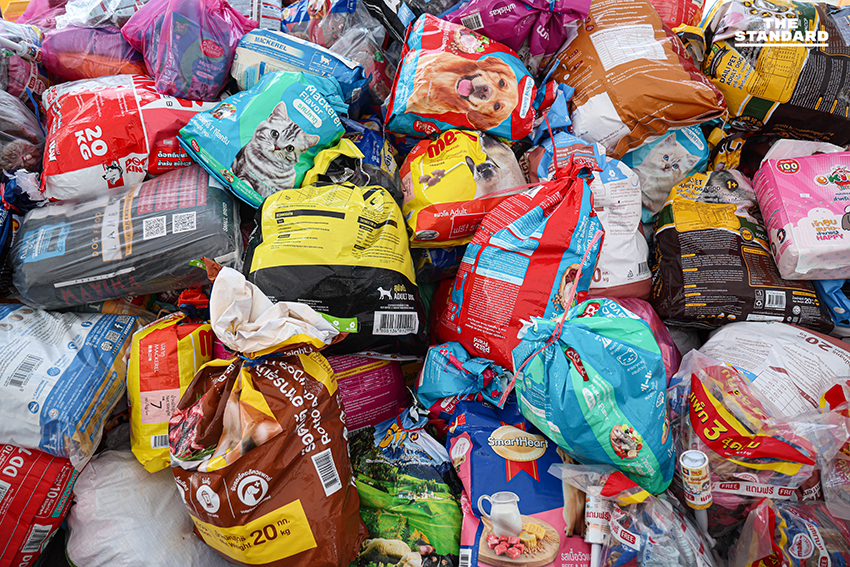 Based on the Khaosod/Thairath spacing rule (add a space before proper nouns that follow a verb), the most appropriate place to add a space in this headline is before ภาคใต้ (southern region). While ภาคใต้ directly follows the noun น้ำท่วม, it is part of a longer phrase ช่วยผู้ประสบภัยน้ำท่วมภาคใต้ where the verb ช่วย (help) implies assistance to the people *in* that specific region, making ภาคใต้ a proper noun directly related to the action of the verb in a broader sense. Original: คนกรุงไม่ทิ้งกัน ‘เทศกาลเจนนี่’ รวมพลังอาสา ส่งน้ำใจช่วยผู้ประสบภัยน้ำท่วมภาคใต้ Reformatted: คนกรุงไม่ทิ้งกัน ‘เทศกาลเจนนี่’ รวมพลังอาสา ส่งน้ำใจช่วยผู้ประสบภัยน้ำท่วม ภาคใต้ 7