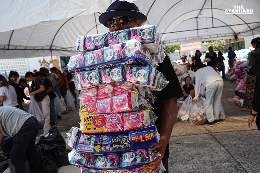 Based on the Khaosod/Thairath spacing rule (add a space before proper nouns that follow a verb), the most appropriate place to add a space in this headline is before ภาคใต้ (southern region). While ภาคใต้ directly follows the noun น้ำท่วม, it is part of a longer phrase ช่วยผู้ประสบภัยน้ำท่วมภาคใต้ where the verb ช่วย (help) implies assistance to the people *in* that specific region, making ภาคใต้ a proper noun directly related to the action of the verb in a broader sense. Original: คนกรุงไม่ทิ้งกัน ‘เทศกาลเจนนี่’ รวมพลังอาสา ส่งน้ำใจช่วยผู้ประสบภัยน้ำท่วมภาคใต้ Reformatted: คนกรุงไม่ทิ้งกัน ‘เทศกาลเจนนี่’ รวมพลังอาสา ส่งน้ำใจช่วยผู้ประสบภัยน้ำท่วม ภาคใต้ 9