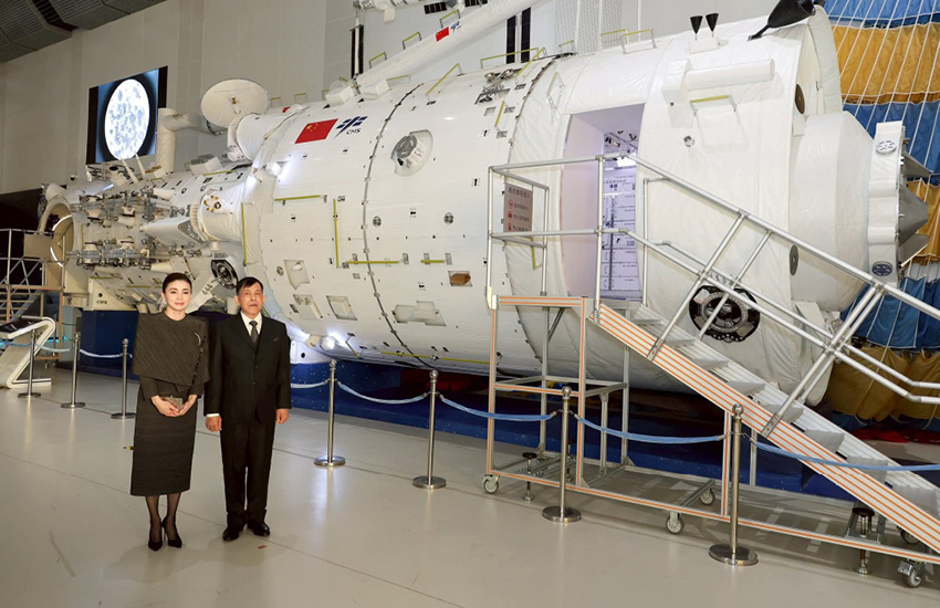 ในหลวง-พระราชินี ทอดพระเนตรสถาบันด้านเทคโนโลยีอวกาศของ จีน 1