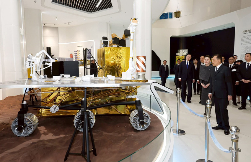 ในหลวง-พระราชินี ทอดพระเนตรสถาบันด้านเทคโนโลยีอวกาศของ จีน 3