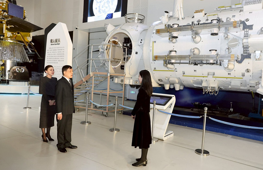 ในหลวง-พระราชินี ทอดพระเนตรสถาบันด้านเทคโนโลยีอวกาศของ จีน 4