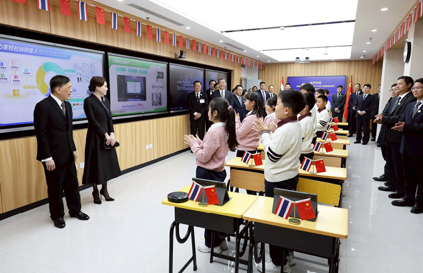 ในหลวง-พระราชินี ทอดพระเนตรสถาบันด้านเทคโนโลยีอวกาศของ จีน 5