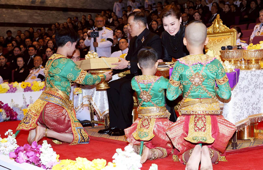 ในหลวง-พระราชินี ทอดพระเนตร การแสดงโขน มูลนิธิส่งเสริมศิลปาชีพฯ รอบปฐมทัศน์ ตอน สัตยาพาลี สืบสาน พระราชปณิธาน พระพันปีหลวง 3
