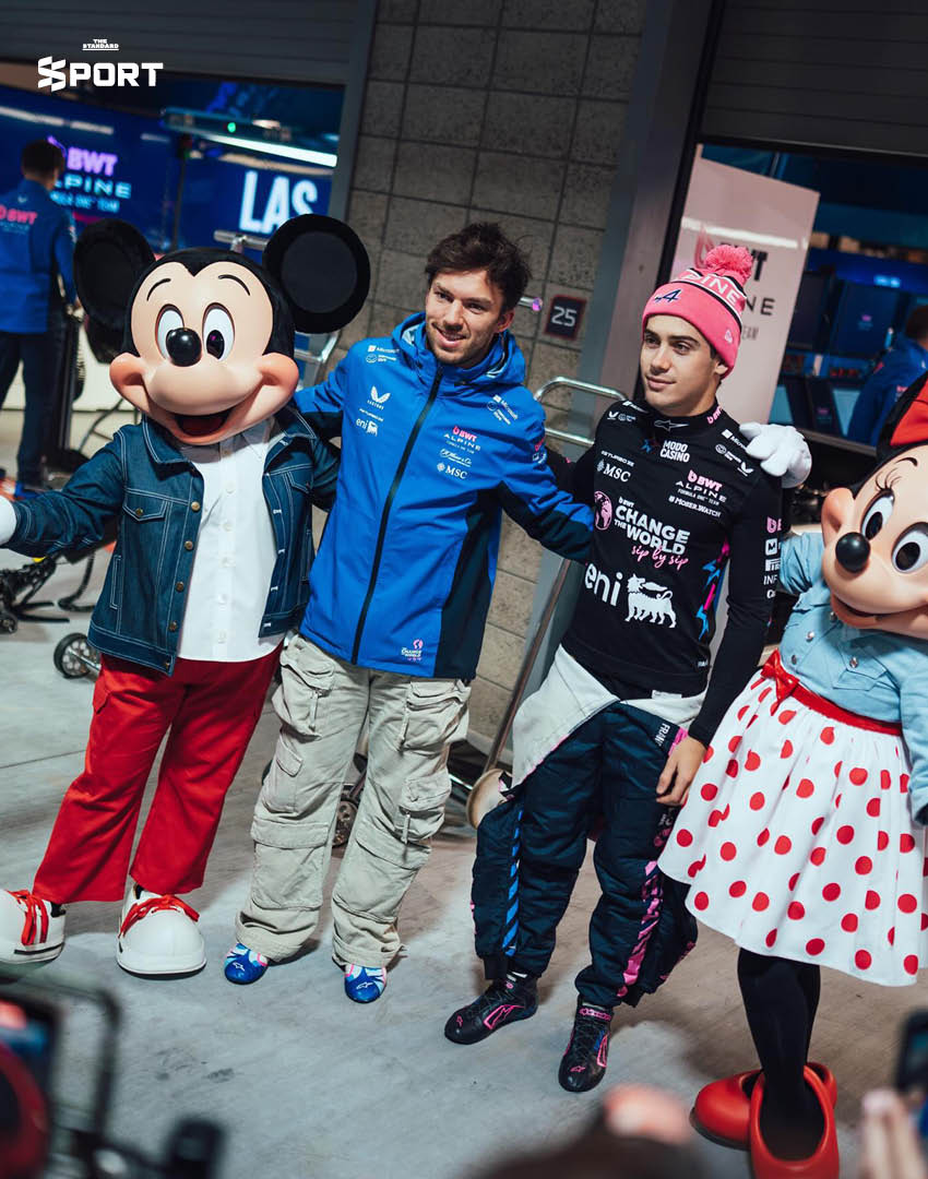 Mickey Mouse in the Paddock กระทบไหล่นักขับ F1 2