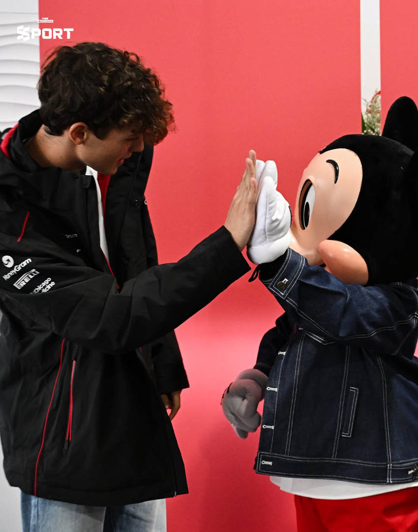 Mickey Mouse in the Paddock กระทบไหล่นักขับ F1 4