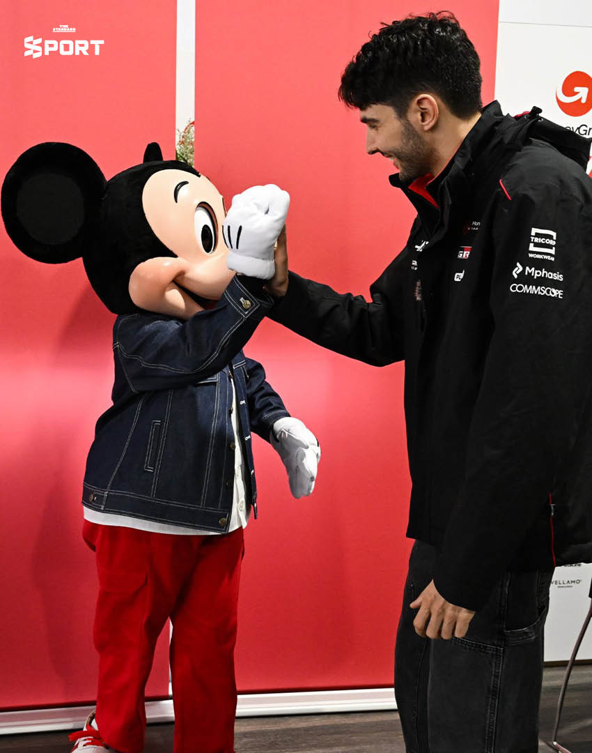 Mickey Mouse in the Paddock กระทบไหล่นักขับ F1 5