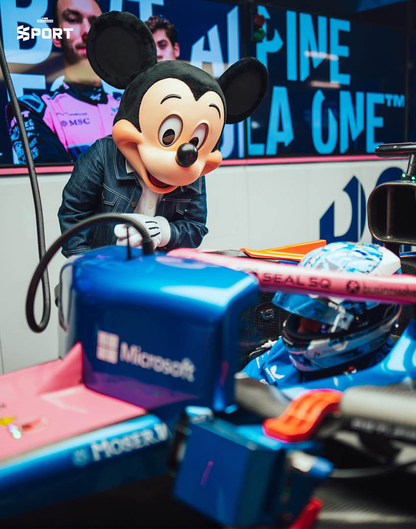 Mickey Mouse in the Paddock กระทบไหล่นักขับ F1 6