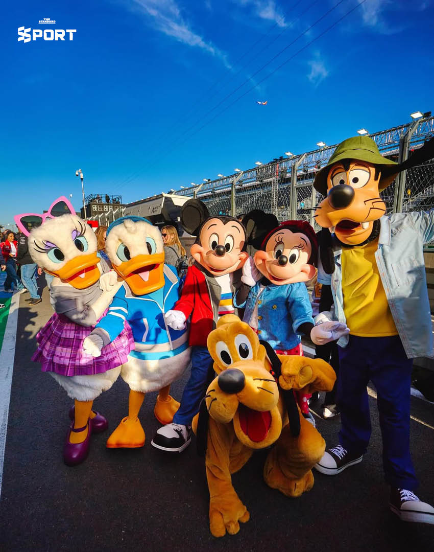 Mickey Mouse in the Paddock กระทบไหล่นักขับ F1 7