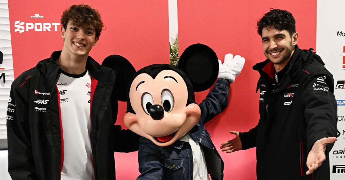 Mickey Mouse in the Paddock กระทบไหล่นักขับ F1