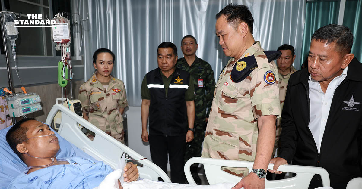 นายกฯ ปาดน้ำตาเศร้า เข้าเยี่ยมทหารเหยียบทุ่นระเบิด ยืนยันดูแลเต็มที่ เผย ในหลวง-พระราชินี ทรงรับไว้เป็นคนไข้ในพระบรมราชูปถัมภ์