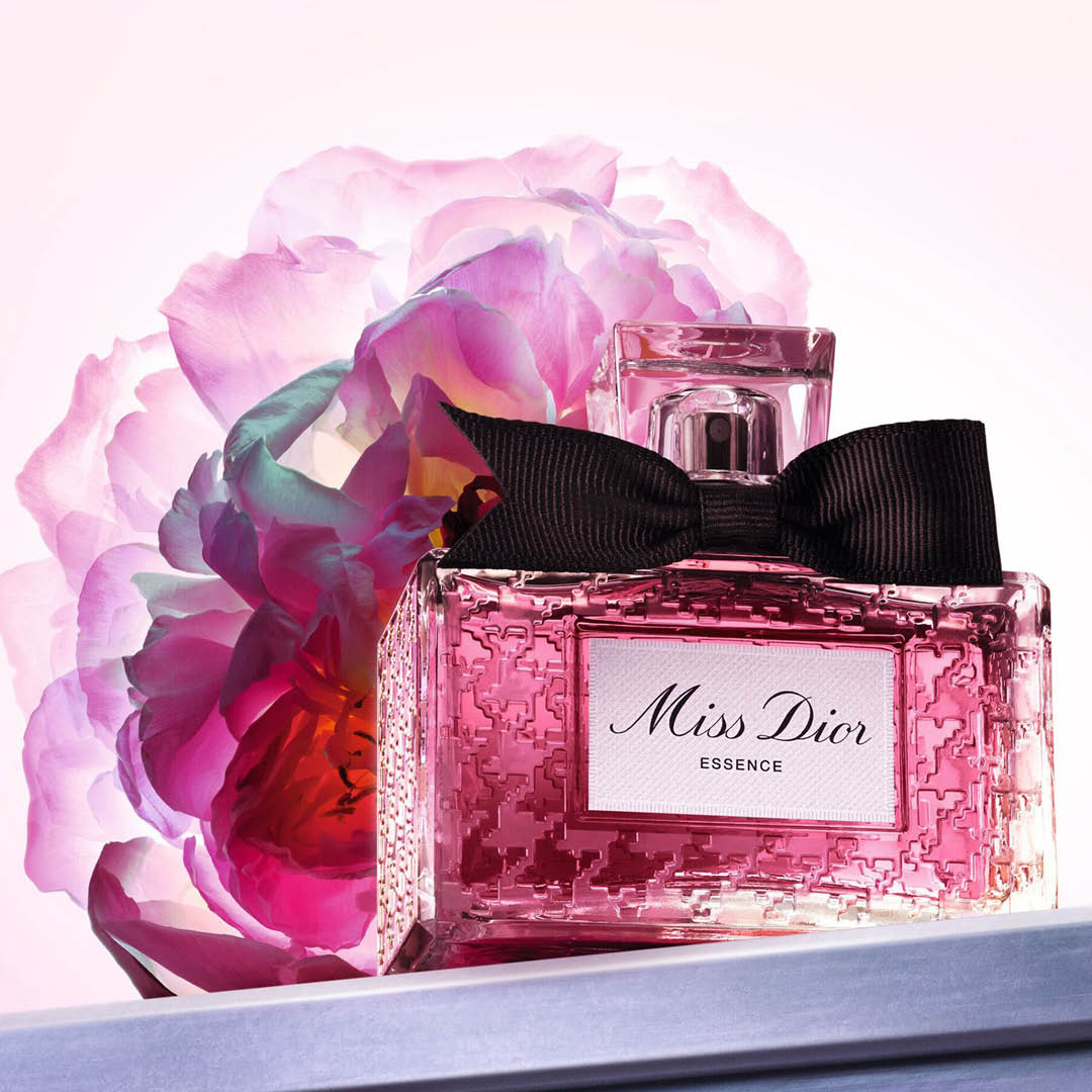 จากจิตวิญญาณของ ‘ดิออร์ บิวตี้’ สู่ศิลปะโลโก้กราฟิตี้ ‘Miss Dior Essence’ การเฉลิมฉลองที่ฉีกกรอบ บน Façade ห้างเซ็นทรัลชิดลม [Advertorial] 3