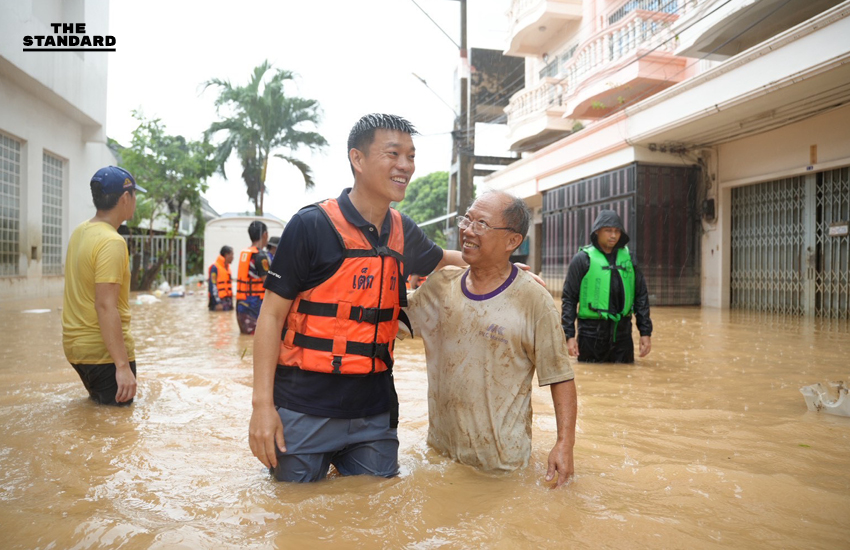 ณัฐพงษ์ลุยช่วยน้ำท่วม หาดใหญ่ เสนอ รัฐบาลเร่งประสานศูนย์พักพิงอิสระ-หน่วยงานในพื้นที่ หนุนทรัพยากรจำเป็น 3