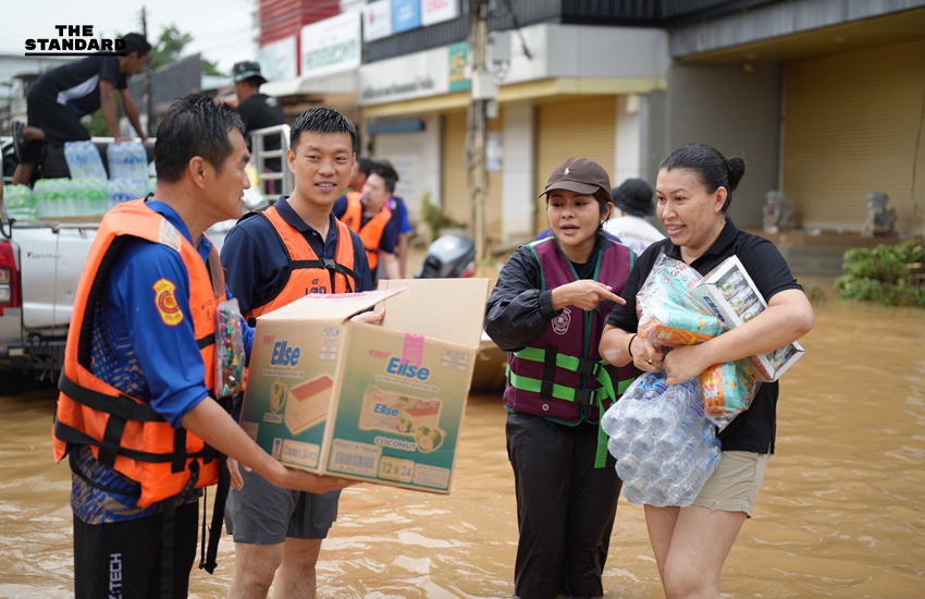 ณัฐพงษ์ลุยช่วยน้ำท่วม หาดใหญ่ เสนอ รัฐบาลเร่งประสานศูนย์พักพิงอิสระ-หน่วยงานในพื้นที่ หนุนทรัพยากรจำเป็น 7