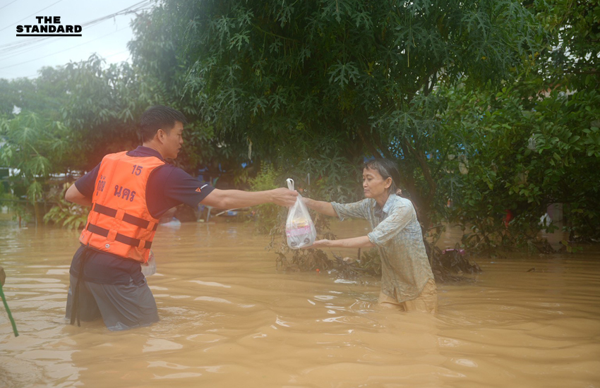 ณัฐพงษ์ลุยช่วยน้ำท่วม หาดใหญ่ เสนอ รัฐบาลเร่งประสานศูนย์พักพิงอิสระ-หน่วยงานในพื้นที่ หนุนทรัพยากรจำเป็น 8
