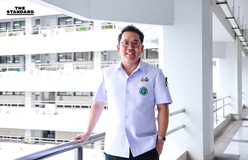 เปิดมุมคิด ‘พัฒนา พร้อมพัฒน์’ บนเก้าอี้ รมว.สาธารณสุข โอกาสจากพ่อ ที่พร้อมพิสูจน์ตัวเอง 11