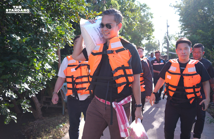 เพื่อไทยลงพื้นที่น้ำท่วม อยุธยา มอบถุงยังชีพประชาชน แนะ รัฐบาล ควรบริหารประตูระบายน้ำด้วยวิทยาศาสตร์ 3
