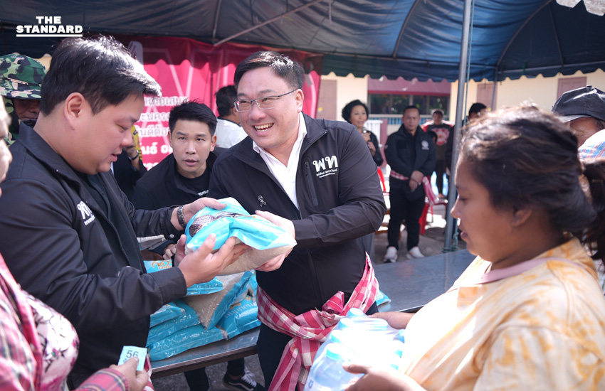 เพื่อไทยลงพื้นที่น้ำท่วม อยุธยา มอบถุงยังชีพประชาชน แนะ รัฐบาล ควรบริหารประตูระบายน้ำด้วยวิทยาศาสตร์ 8