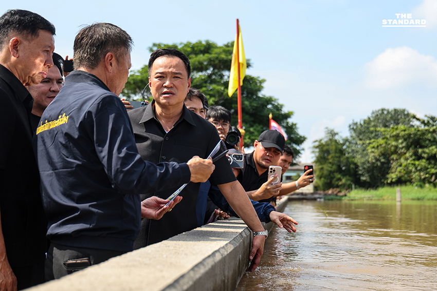 นายกฯ ลงพื้นที่ติดตามสถานการณ์น้ำท่วม **อ่างทอง** มอบถุงยังชีพประชาชน ขอโทษปล่อยประชาชนผจญความลำบาก 1