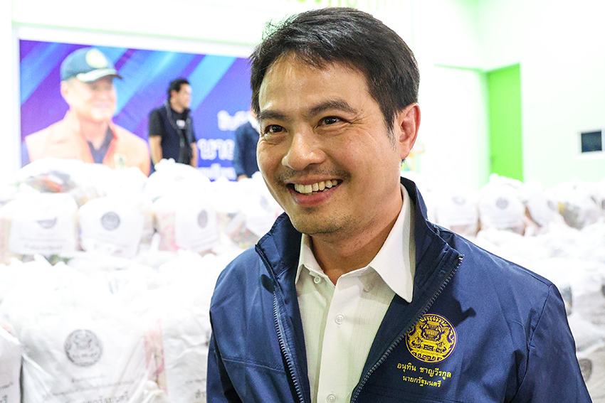 นายกฯ ลงพื้นที่ติดตามสถานการณ์น้ำท่วม **อ่างทอง** มอบถุงยังชีพประชาชน ขอโทษปล่อยประชาชนผจญความลำบาก 2