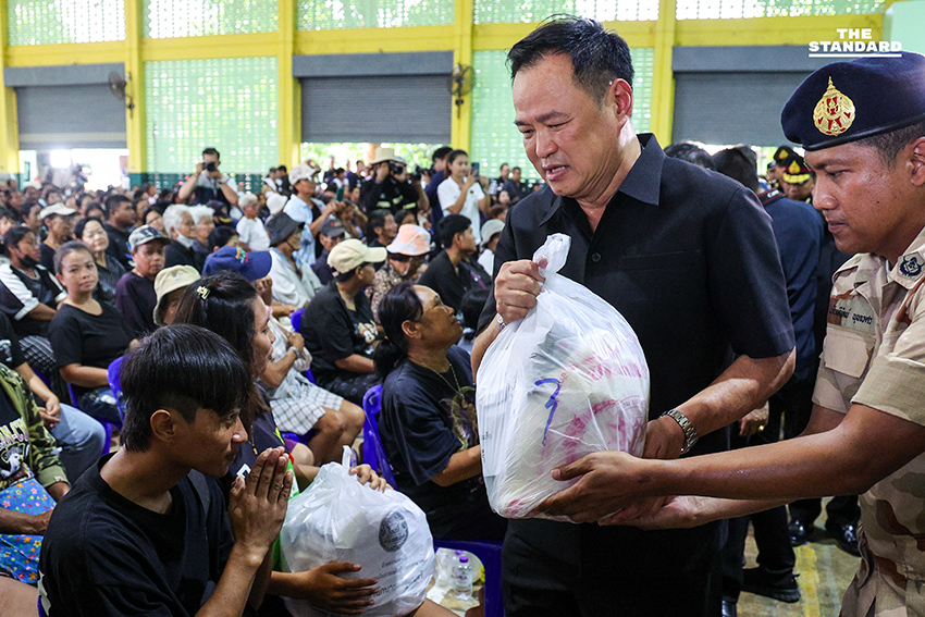 นายกฯ ลงพื้นที่ติดตามสถานการณ์น้ำท่วม **อ่างทอง** มอบถุงยังชีพประชาชน ขอโทษปล่อยประชาชนผจญความลำบาก 3