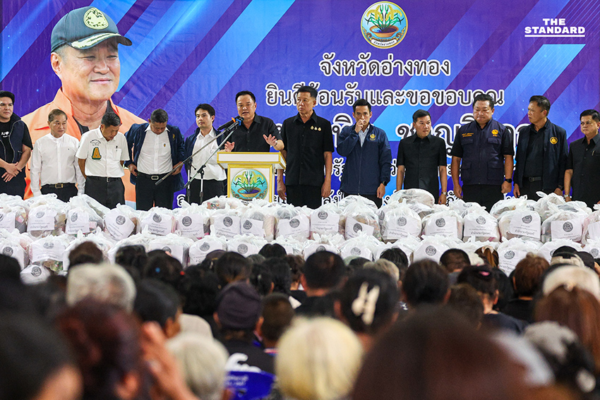 นายกฯ ลงพื้นที่ติดตามสถานการณ์น้ำท่วม **อ่างทอง** มอบถุงยังชีพประชาชน ขอโทษปล่อยประชาชนผจญความลำบาก 6