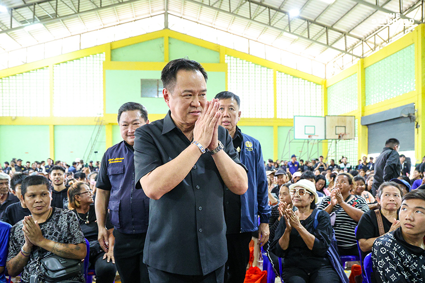 นายกฯ ลงพื้นที่ติดตามสถานการณ์น้ำท่วม **อ่างทอง** มอบถุงยังชีพประชาชน ขอโทษปล่อยประชาชนผจญความลำบาก 7