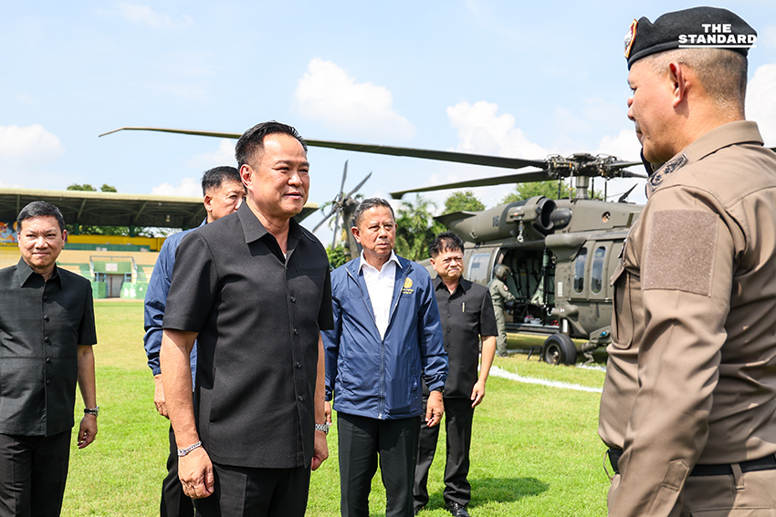 นายกฯ ลงพื้นที่ติดตามสถานการณ์น้ำท่วม **อ่างทอง** มอบถุงยังชีพประชาชน ขอโทษปล่อยประชาชนผจญความลำบาก 8