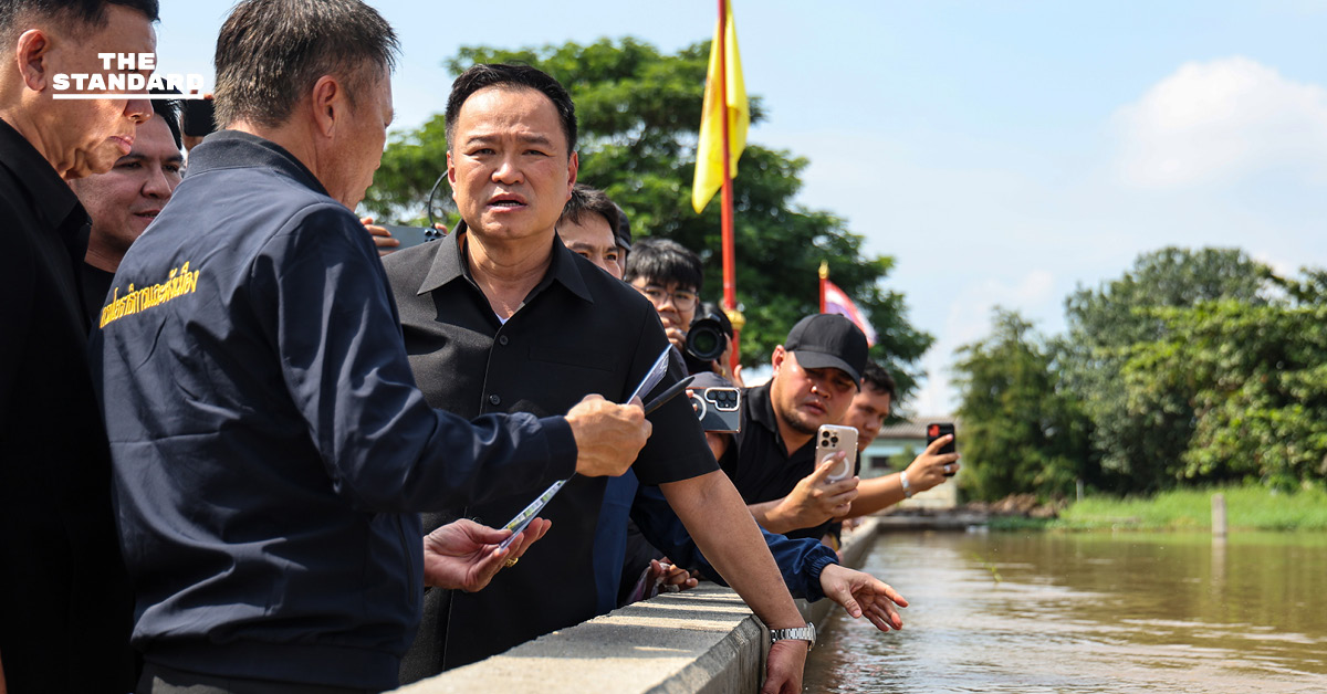 นายกฯ ลงพื้นที่ติดตามสถานการณ์น้ำท่วม **อ่างทอง** มอบถุงยังชีพประชาชน ขอโทษปล่อยประชาชนผจญความลำบาก