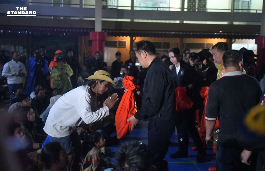 นายกฯ ลงพื้นที่ หาดใหญ่ รอบ 2 ลุยศูนย์พักพิง-ทำอาหารแจกประชาชน ย้ำสถานการณ์คลี่คลาย ครม. อนุมัติเงินเยียวยา 9,000 บาทต่อครอบครัว 1