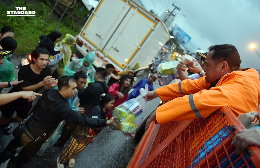 นายกฯ ลงพื้นที่ หาดใหญ่ รอบ 2 ลุยศูนย์พักพิง-ทำอาหารแจกประชาชน ย้ำสถานการณ์คลี่คลาย ครม. อนุมัติเงินเยียวยา 9,000 บาทต่อครอบครัว 3
