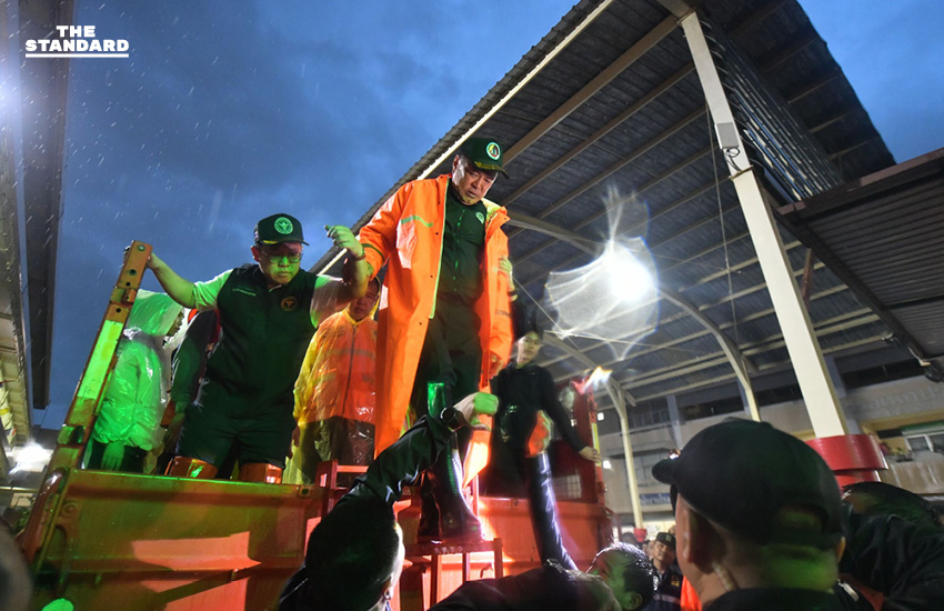 นายกฯ ลงพื้นที่ หาดใหญ่ รอบ 2 ลุยศูนย์พักพิง-ทำอาหารแจกประชาชน ย้ำสถานการณ์คลี่คลาย ครม. อนุมัติเงินเยียวยา 9,000 บาทต่อครอบครัว 4