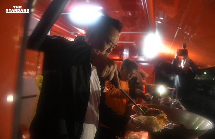 นายกฯ ลงพื้นที่ หาดใหญ่ รอบ 2 ลุยศูนย์พักพิง-ทำอาหารแจกประชาชน ย้ำสถานการณ์คลี่คลาย ครม. อนุมัติเงินเยียวยา 9,000 บาทต่อครอบครัว 5